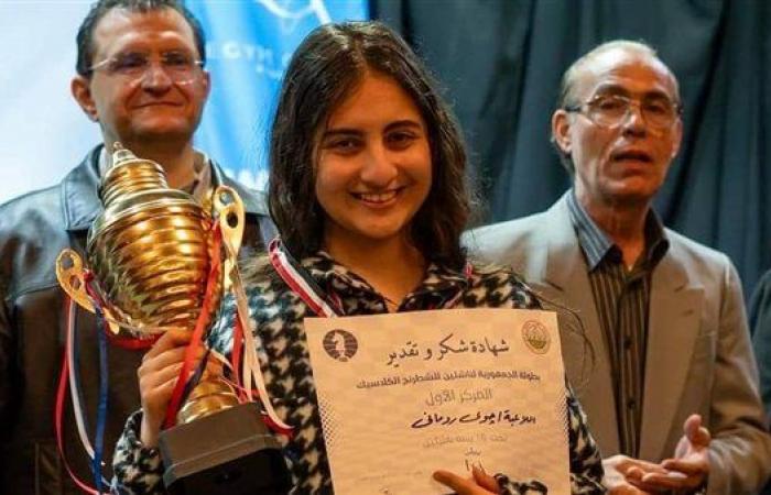 乔伊·罗马尼 (Joy Romani) 成为世界上第三位获得国际象棋特级大师称号的最年轻棋手
