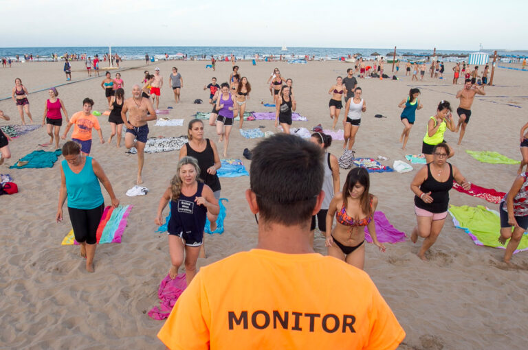 市体育基金会在夏季在巴伦西亚海滩上为所有观众组织了广泛多样的免费娱乐和体育活动
