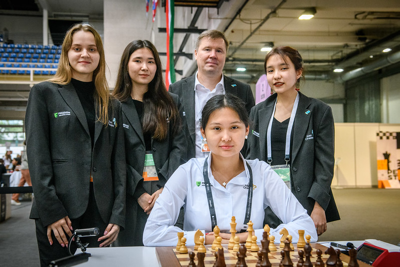 Aussaubayeva con su equipo | Foto: Mihal Walusza (FIDE)