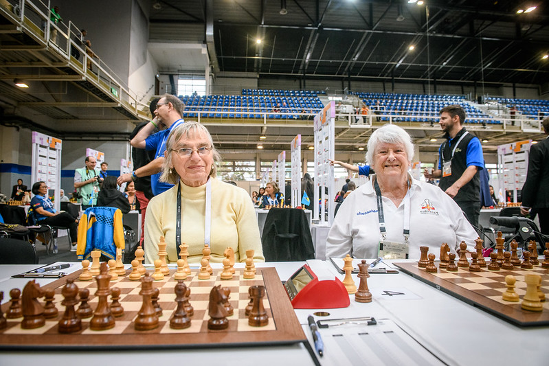 Las damas de Guernsey | Foto: Mihal Walusza (FIDE)