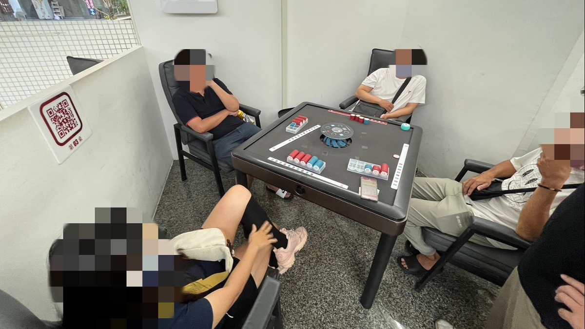 淡大旁棋牌社聚赌！ 「脆」上揽客警逮男大生送办｜东森新闻：新闻在哪东森就在哪里